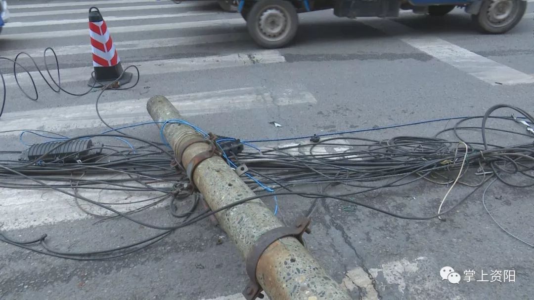 貨車掛斷七根電桿，通信線路受損嚴(yán)重